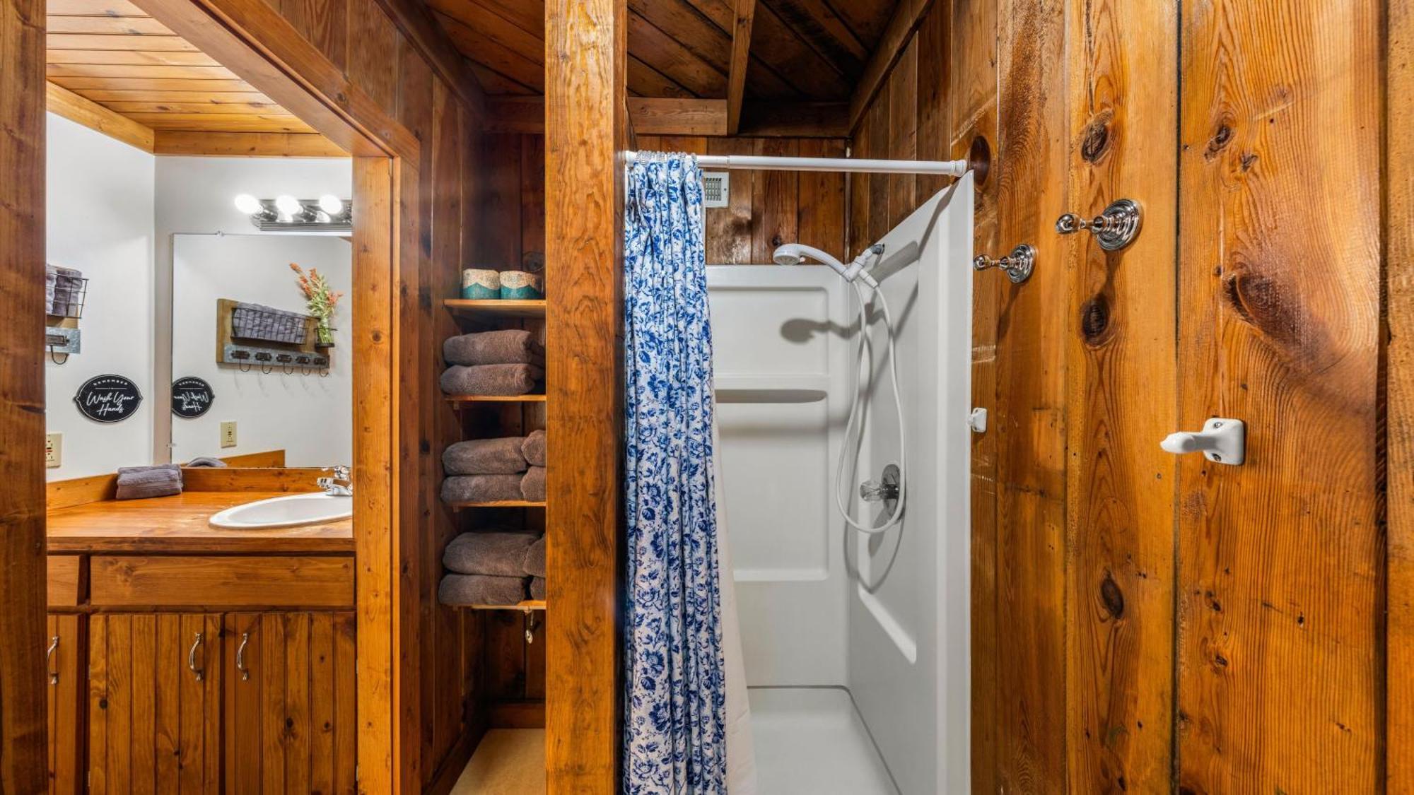 Whiskey Ridge Lodge: 1940s Gem with City Views and Custom Game Room Gatlinburg Exterior photo