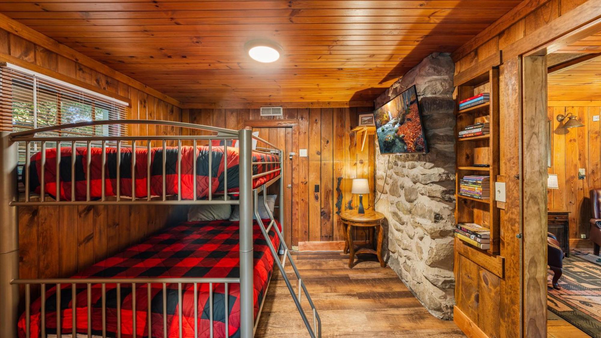 Whiskey Ridge Lodge: 1940s Gem with City Views and Custom Game Room Gatlinburg Exterior photo
