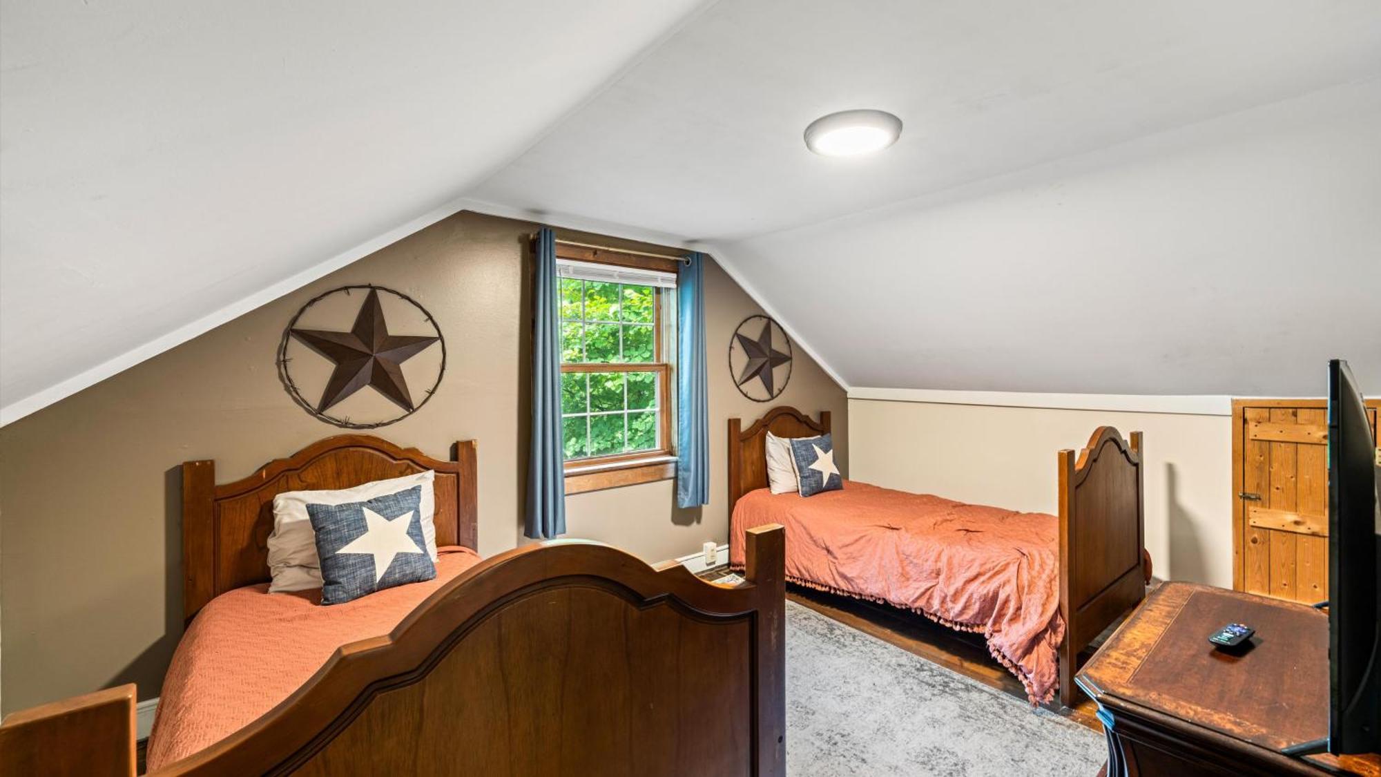 Whiskey Ridge Lodge: 1940s Gem with City Views and Custom Game Room Gatlinburg Exterior photo