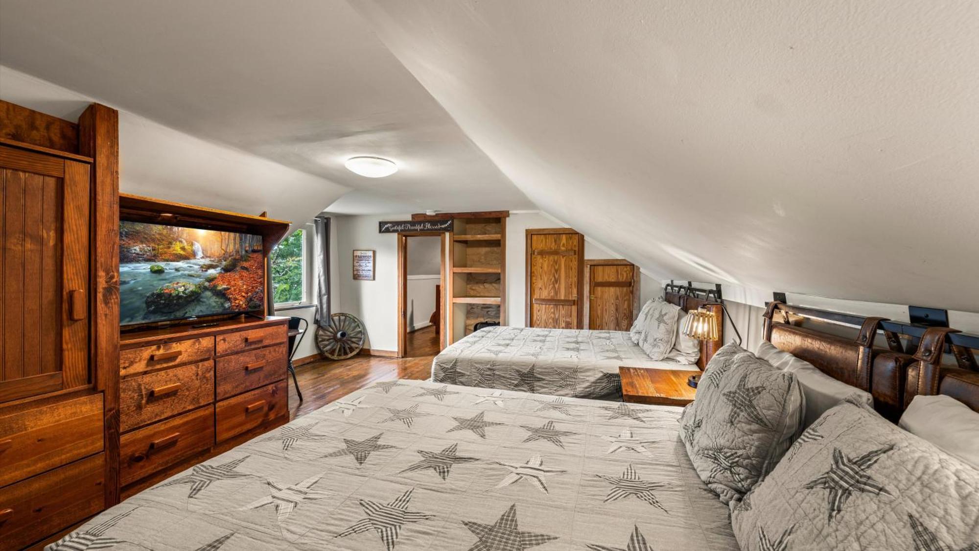 Whiskey Ridge Lodge: 1940s Gem with City Views and Custom Game Room Gatlinburg Exterior photo
