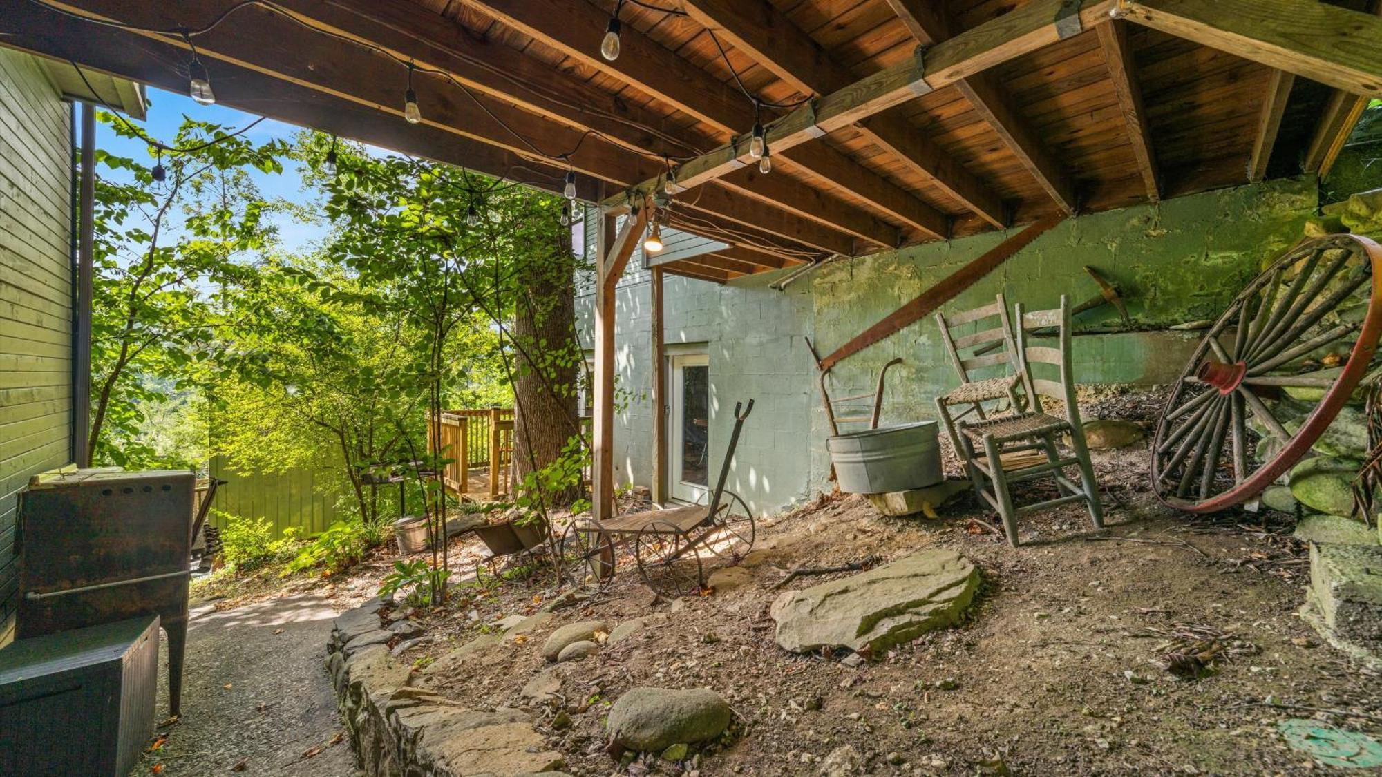 Whiskey Ridge Lodge: 1940s Gem with City Views and Custom Game Room Gatlinburg Exterior photo