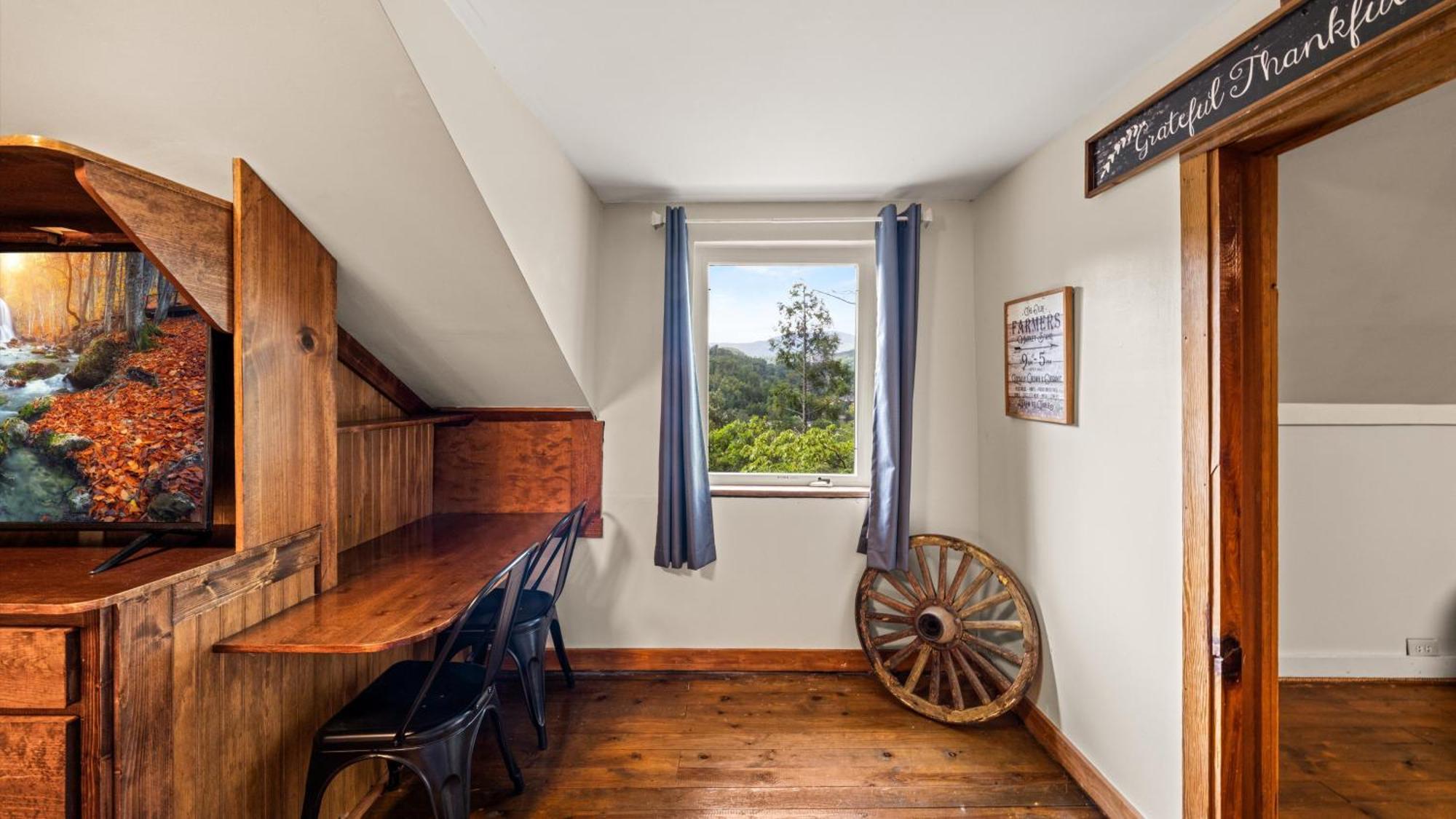 Whiskey Ridge Lodge: 1940s Gem with City Views and Custom Game Room Gatlinburg Exterior photo