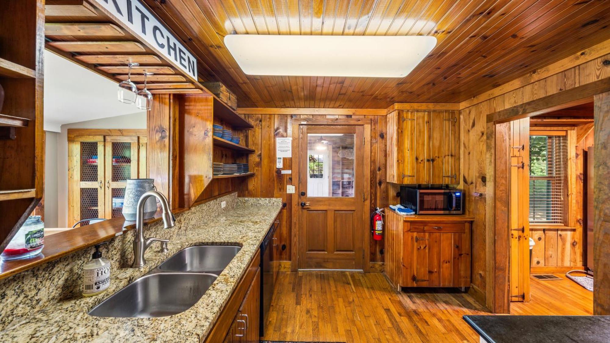 Whiskey Ridge Lodge: 1940s Gem with City Views and Custom Game Room Gatlinburg Exterior photo