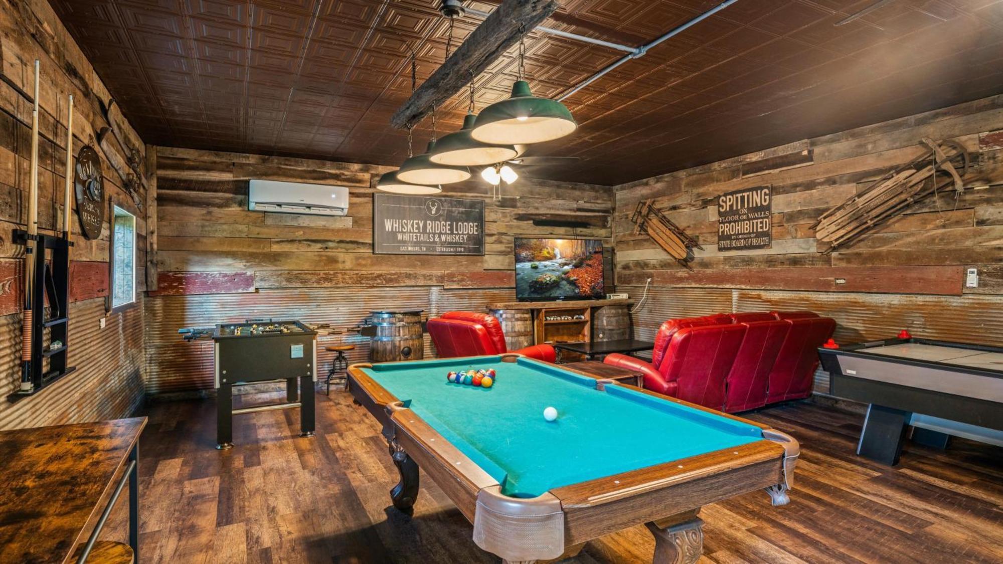 Whiskey Ridge Lodge: 1940s Gem with City Views and Custom Game Room Gatlinburg Exterior photo