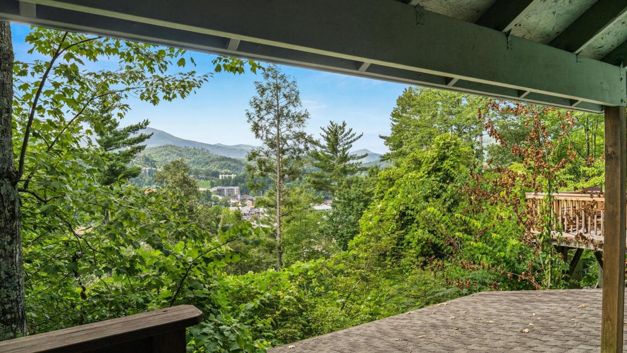 Whiskey Ridge Lodge: 1940s Gem with City Views and Custom Game Room Gatlinburg Exterior photo